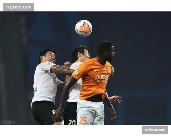 周缘德手球犯规引争议 蓉城后卫累积经验 周缘德手球犯规引争议 蓉城后卫累积经验